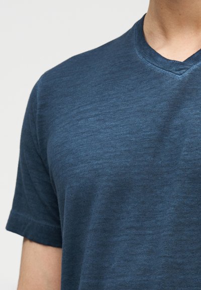 Μπλε ναυτικό T-shirt από μαλακό, υφασμάτινο ύφασμα με κοντά μανίκια και V-λαιμόκοψη, με διακριτική ανοιχτογκρι σκίαση.