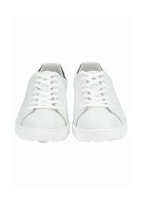Paire de baskets basses blanches avec lacets blancs et semelles épaisses en caoutchouc, vue de face sur fond blanc.