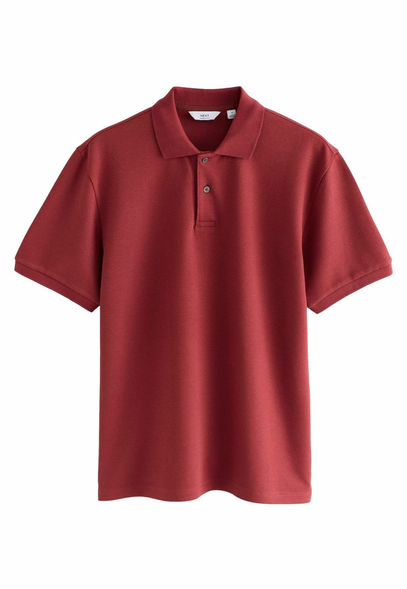 Bordeaux polo-shirt lavet af tekstureret stof, har en kravehals, tre-knaps lukning og korte ærmer.