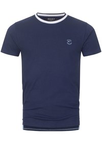 Camiseta de algodón azul marino con cuello redondo acanalado blanco, mangas cortas y un pequeño logo en la parte izquierda del pecho.
