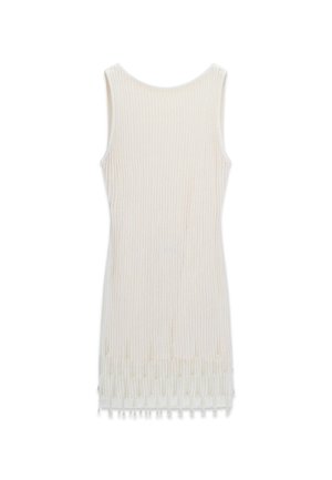 Ärmelloses, knielanges weißes Strickkleid mit Rundhalsausschnitt und Fransen am Saum, flach auf weißem Hintergrund liegend.