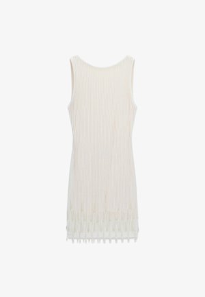 Ärmelloses, knielanges weißes Strickkleid mit Rundhalsausschnitt und Fransen am Saum, flach auf weißem Hintergrund liegend.