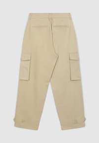 Beige Cargo-Hosen im entspannten Schnitt mit zwei Seitentaschen, zwei Gesäßtaschen und Knopfdetails an den Bündchen. Weicher Stoff.
