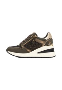Zapatillas de cuña con tela verde oliva, acentos en bronce y un panel lateral negro brillante. Presenta un diseño con cremallera y cordones. Suela blanca.