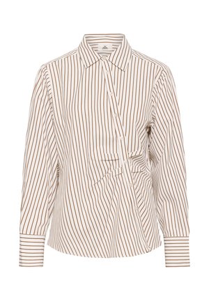 Biała koszula zapinana na guziki z brązowymi pionowymi paskami, długimi rękawami, kołnierzykiem w szpic oraz ukośną plisą guzikową na przodzie.