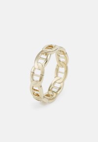 Gouden kettingring met ronde en platte schakels, met een gladde, gepolijste afwerking en afwisselende geometrische uitsparingen.