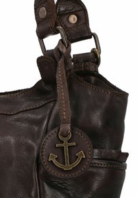 Borsa a mano in pelle marrone con superficie testurizzata, dotata di accessori in ottone e dettaglio a ciondolo ancorato. Le cuciture decorative arricchiscono il design.
