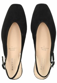 Chaussures slingback en daim noir avec un bout carré, des découpes angulaires et une petite boucle sur le côté. Surface texturée et semelle intérieure rembourrée.