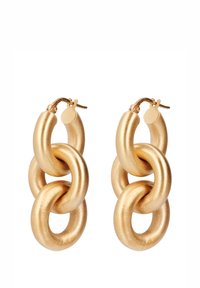 Pendientes de aro de oro de tres eslabones con un acabado metálico suave. Cada eslabón presenta una forma suave y redondeada, así como una textura pulida.