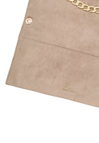 Borsa in suede beige con un dettaglio in catena dorata e un piccolo logo in rilievo. Texture liscia con cuciture pulite e un design minimalista.