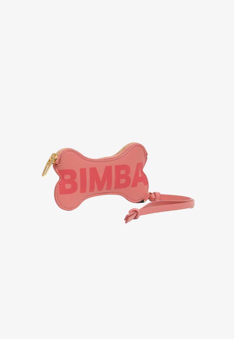 Różowy skórzany woreczek w kształcie kości z złotym suwakiem, paskiem i częściowo widocznym napisem "BIMBA" po boku.