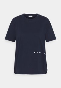 Mörkblå bomulls t-shirt med korta ärmar, rund halsringning och vit tryckt text "MARC O’POLO" som är diagonalt placerad på framsidan.