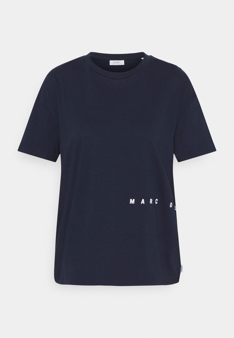 Mörkblå bomulls t-shirt med korta ärmar, rund halsringning och vit tryckt text "MARC O’POLO" som är diagonalt placerad på framsidan.