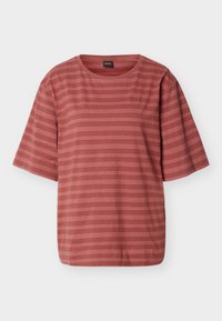 Κοντομάνικο μπλουζάκι σε χρώμα σκουριάς με λεπτές οριζόντιες λευκές ρίγες και ένα μικρό κεντητό λογότυπο στο αριστερό στήθος.