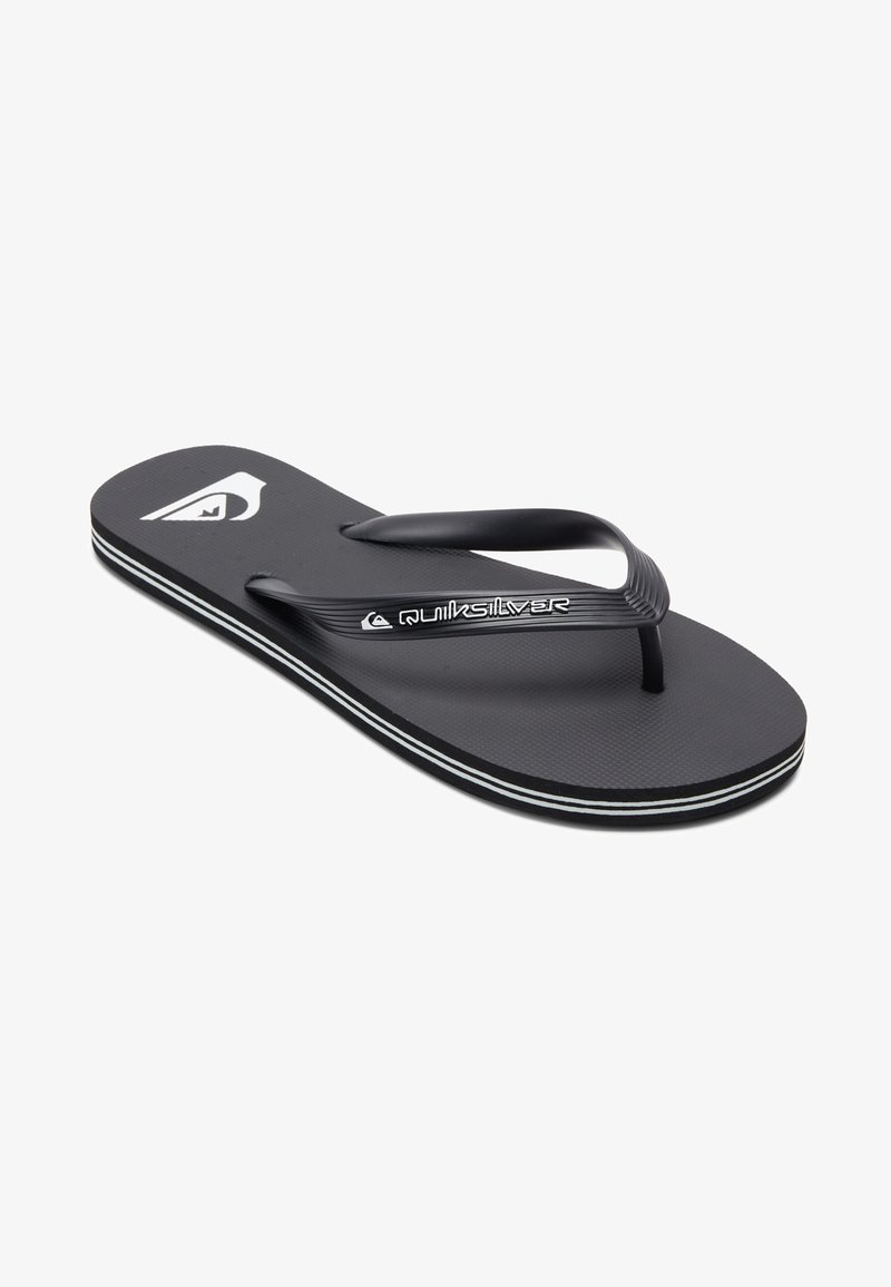 Čierne žabky s textúrovanou stielkou, gumovými popruhmi a logom Quiksilver. Na podrážke sú biele a šedé pruhy.