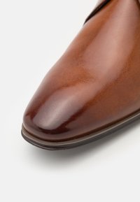 bugatti Derbies & Richelieus - cognac