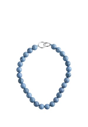 Ronde blauwe gemarmerde kralen geregen in een lus met een zilveren dubbele ring sluiting op een witte achtergrond.