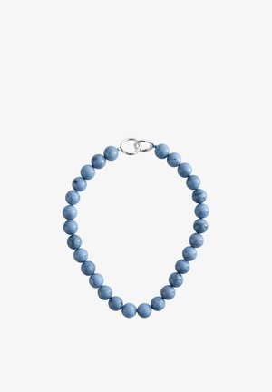 Okrągłe, niebieskie koraliki z marmurkowym wzorem nawleczone na pętlę z zapięciem w postaci podwójnego srebrnego kółka na białym tle.