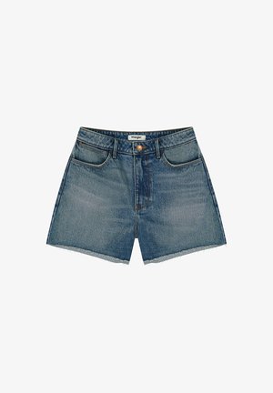 Shorts en denim de lavage bleu moyen, avec une taille haute, un ourlet effiloché et deux poches avant. Fermeture standard à bouton et à zip.