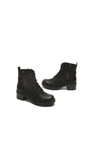 Botas de tobillo de imitación cuero negro con un diseño de cordones en la parte delantera, detalle de cremallera, suela texturizada y tacón cuadrado. Presenta acentos en tono dorado.