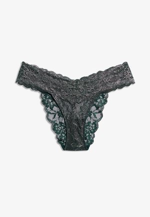 String noir en dentelle avec motifs floraux et bords festonnés, présenté à plat sur un fond clair.