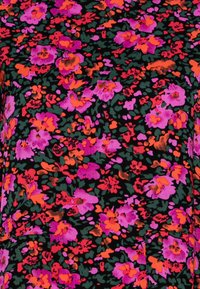 Sort stof med et levende blomsterdesign i rosa, orange og grønne nuancer; glat tekstur med spredte blomster og blade.