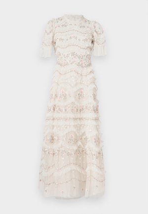 Długa biała sukienka z warstwowymi falbanami, kwiatowym haftem w kolorach różu i zieleni, krótkimi bufkami na rękawach oraz okrągłym dekoltem. Lekka, teksturowana tkanina.