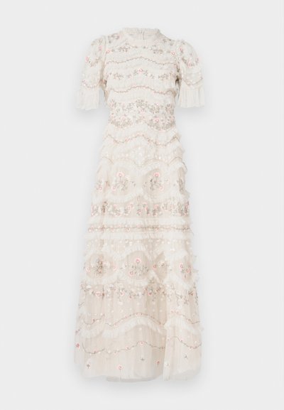 Dlhé biele šaty s vrstvenými volánmi, kvetinovou výšivkou v ružovej a zelenej farbe, krátkymi nadýchanými rukávmi a okrúhlym výstrihom. Ľahká, štruktúrovaná tkanina.