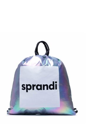 Glänzende, schillernde Kordeltasche mit schwarzen Griffen und einem großen weißen Quadrat, auf dem das Wort "sprandi" in fetten schwarzen Buchstaben steht.