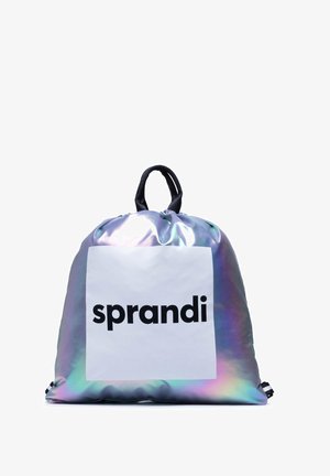 Bolsa iridiscente brillante con cordón, asas negras y un gran cuadrado blanco con la palabra "sprandi" en letras negras y negrita.