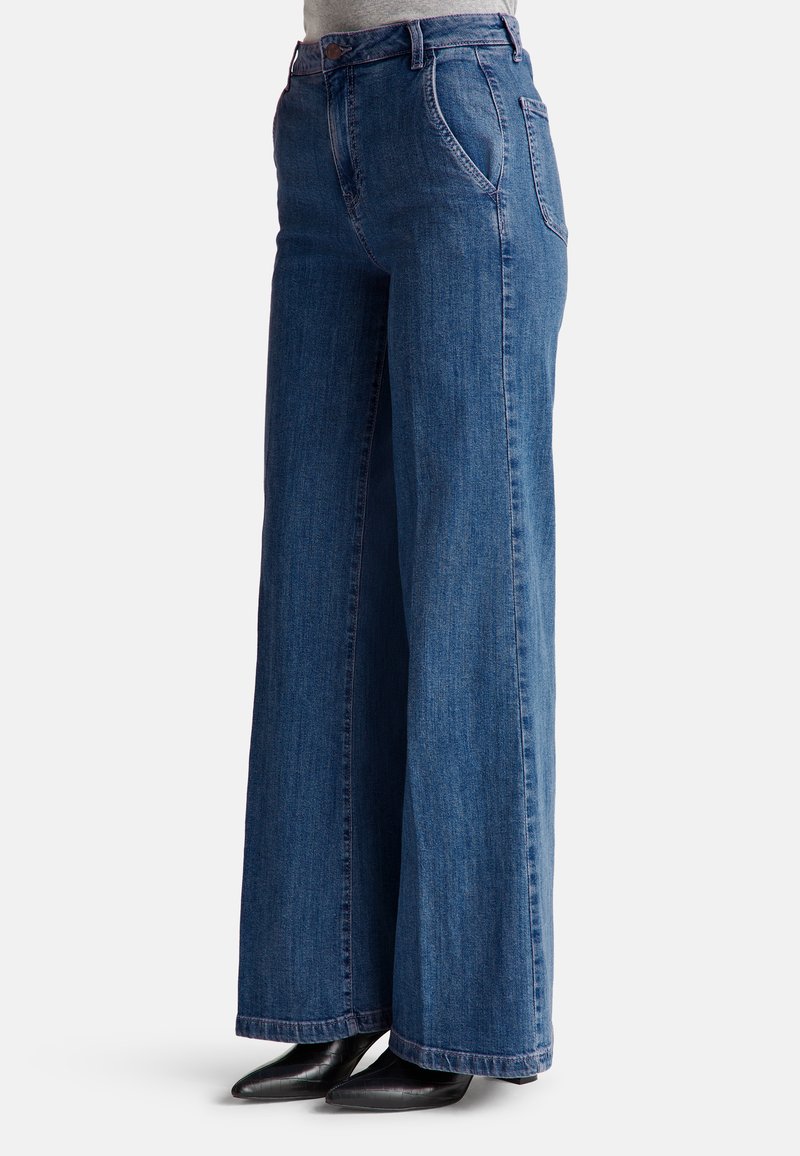 United Colors of Benetton WIDE FIT - Flared Jeans - blue