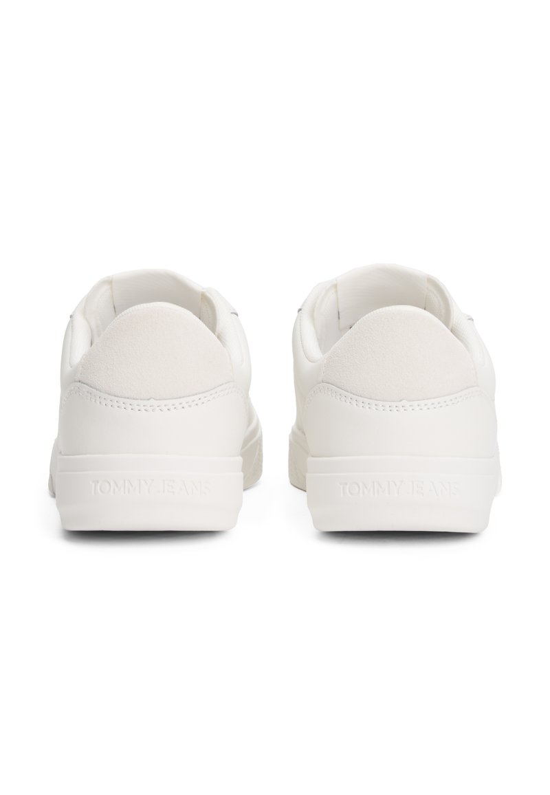 Scarpe casual bianche con tomaia in pelle liscia, linguetta sul tallone in suede testurizzato e marchio in rilievo sul tallone. Design a punta rotonda.