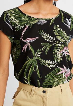 Schwarze kurzärmlige Bluse mit grünem Blätter- und pinken Blumenmuster im botanischen Druck. Glatte Textur, runder Halsausschnitt, lockere Passform.