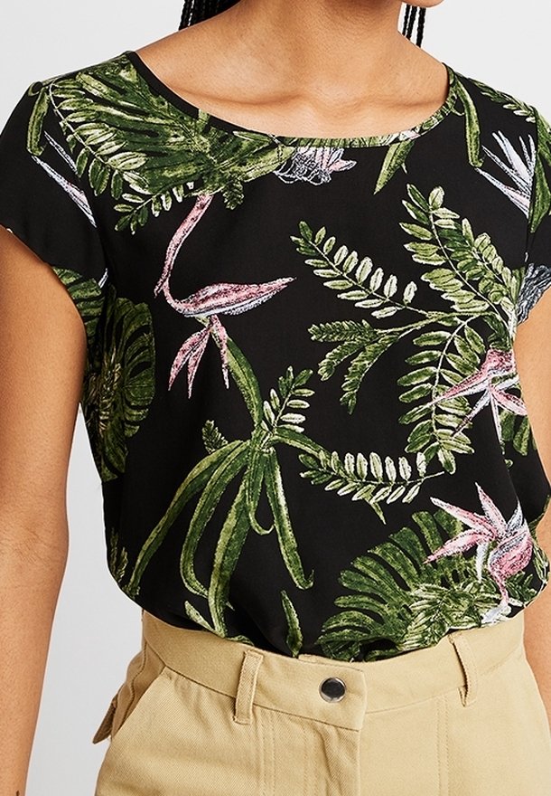 Blusa negra de manga corta con un estampado botánico de hojas verdes y flores rosas. Textura suave, escote redondo y corte relajado.
