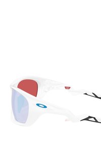Occhiali da sole con montatura bianca, lente superiore rossa e dettaglio logo blu. Presentano un design avvolgente e una lente trasparente con una leggera tonalità azzurra.
