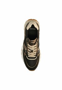 Zwarte en beige sneaker met textuurleer, ronde neus, dikke witte zool en beige veters. Merkanaam "MANFIELD" op de tong.