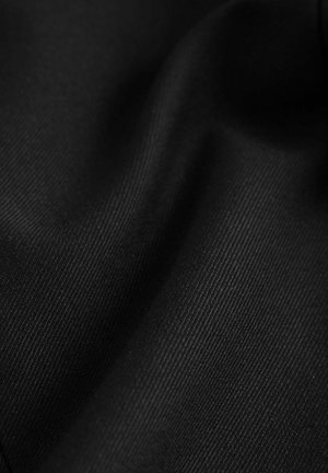 Tissu noir avec une texture lisse, présentant un motif côtelé subtil. Le matériau semble léger et se drape facilement.