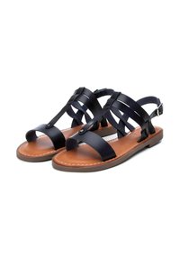 Sandalo blu navy con più cinturini incrociati, soletta piatta e soletta marrone. Presenta una cinghia alla caviglia regolabile con fibbia metallica.