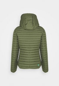 Doudoune verte olive avec capuche, présentant des coutures matelassées horizontales et un petit logo en bas à gauche. Texture douce et lisse.