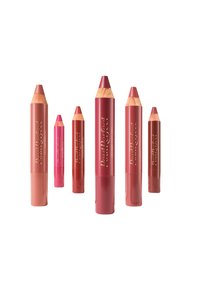 Sex lipkrayonprodukter i olika nyanser av rosa och röd, med trätips och en slät, glansig förpackning med ett präglat logotyp.