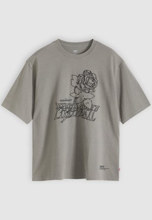 Szürke Levi's póló fekete vonalrajzos rózsával és az elöl lévő "PERMANENT" szöveggel, valamint a stilizált "LIFETIME" felirattal, rövid ujjú, kerek nyakú.