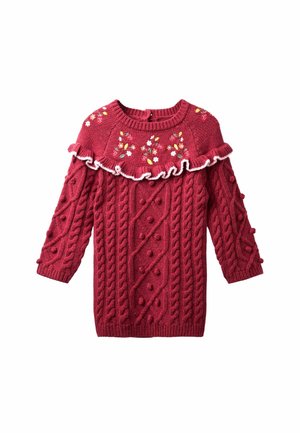 Roter Strickpullover mit Zopfmustern, 3D-Noppen und floraler Stickerei. Der geraffte Ausschnitt und die langen Ärmel fügen Textur und Detail hinzu.
