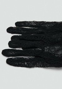 Čierne čipkované rukavice s jemným, zložitým vzorom a šiestimi predĺženými prstami. Vyrobené z priesvitného materiálu pre ľahký vzhľad.