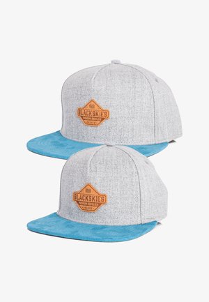 Szara czapka z niebieskim zamszowym daszkiem, z brązową skórzaną łatą z wypisaną na przodzie "BLACKSKIES PREMIUM SUPPLIES MMIX".