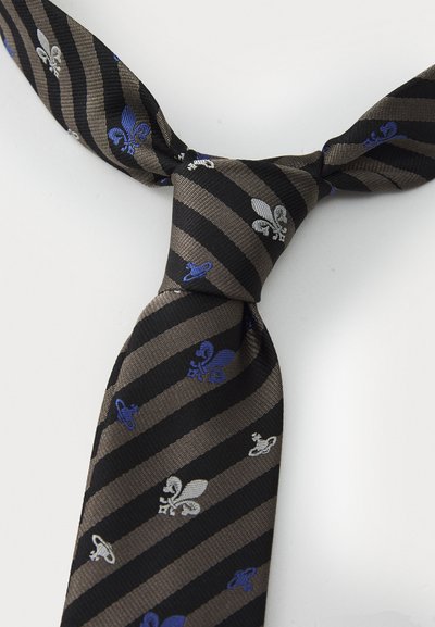 Corbata a rayas negras y marrones con pequeños patrones de lirios de los valles y coronas en azul y blanco, tela texturizada, con nudo terminado en la parte superior.