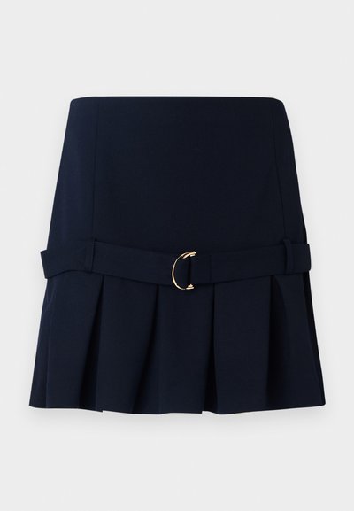 Falda plisada de color azul marino con cintura ajustada, que presenta un cinturón ancho y un atractivo hebilla en tono dorado. Está hecha de una tela suave con un diseño estructurado.