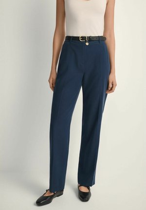 - Spodnie materiałowe