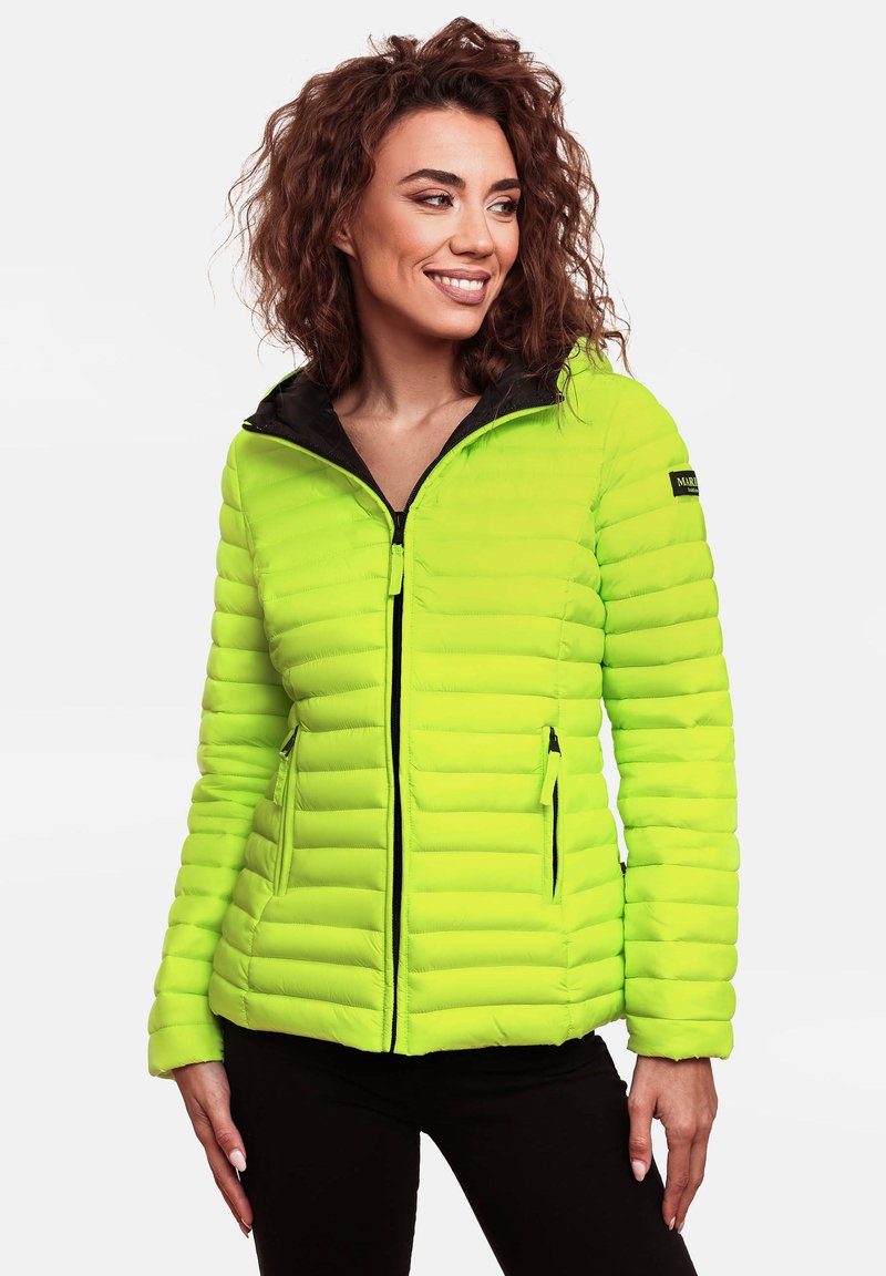 Veste rembourrée vert néon avec fermeture éclair à l'avant, accents noirs et deux poches latérales. Présente un design matelassé légèrement structuré.