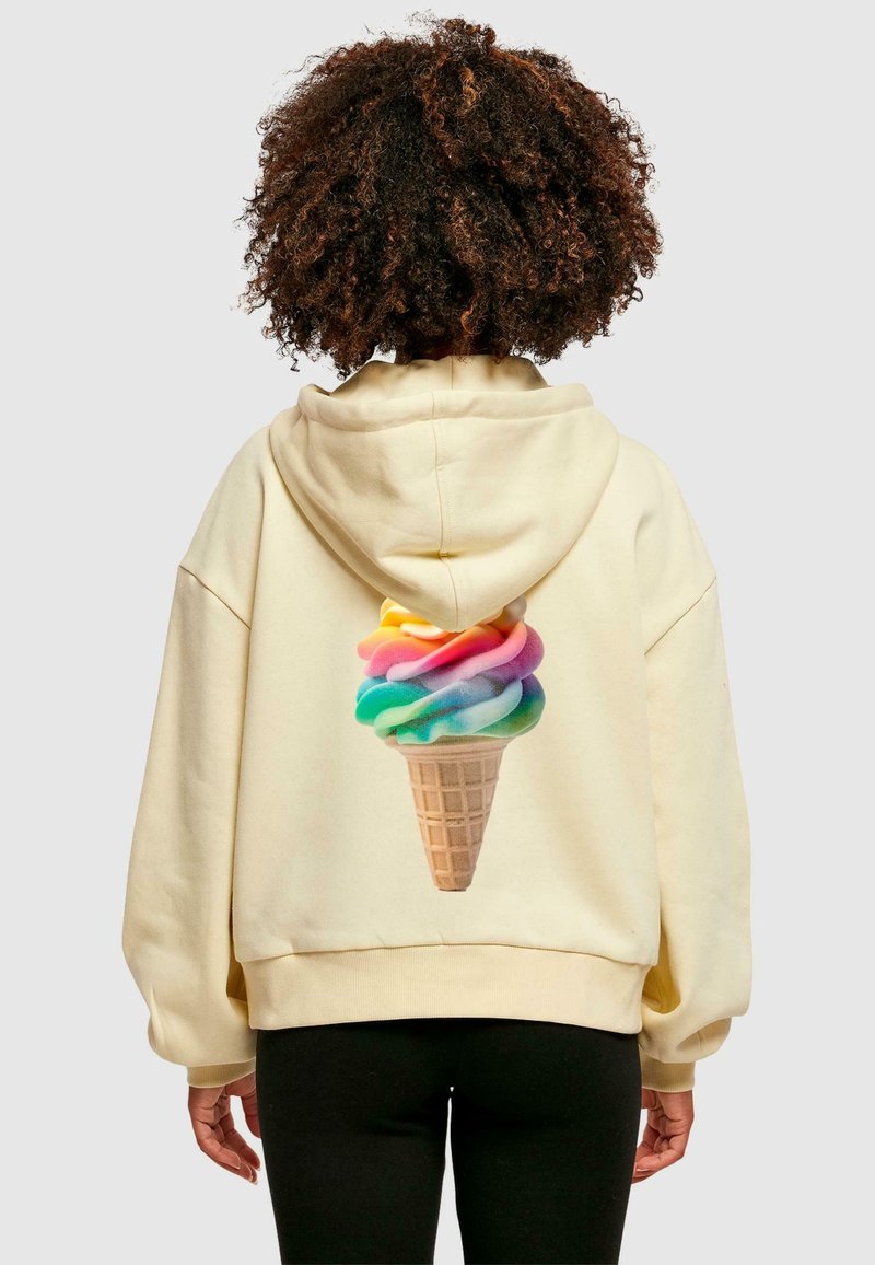 Felpa color crema con una grande grafica di un cono gelato colorato sulla schiena. Presenta maniche lunghe e una vestibilità comoda.