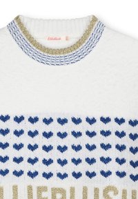 Pull en tricot blanc avec un motif de cœur bleu et un détail en texte doré. Le col présente une texture côtelée bleue et dorée.